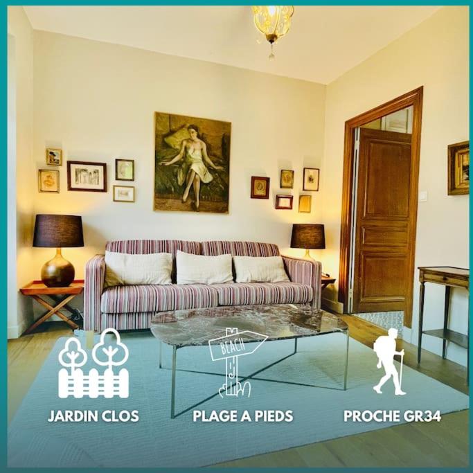 un salon avec un canapé et une table en verre dans l'établissement Villa Ker Den, à Crozon