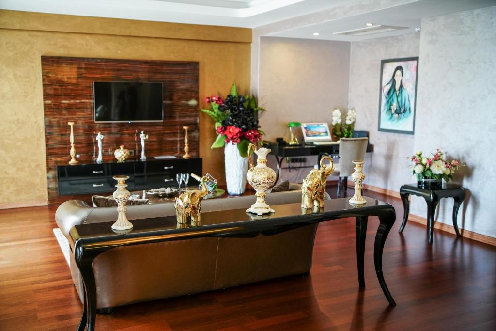 TV a/nebo společenská místnost v ubytování Prime Beach Hotel