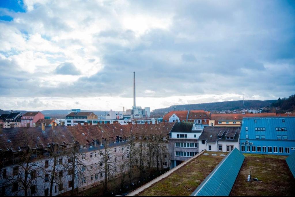 Blick auf eine Stadt mit Gebäuden und Dächern in der Unterkunft Penthouse, Sonnenbalkon, Netflix in Saarbrücken