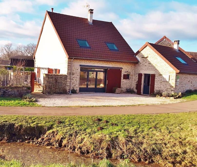 une maison en briques avec un toit rouge dans l'établissement Le Jardin de l'Albert, à Beurey-Bauguay