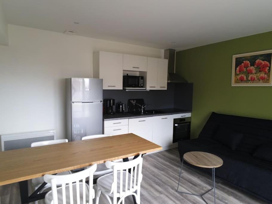 une cuisine et un salon avec une table et un canapé dans l'établissement Villa la garenne : Chausey, à La Bernerie-en-Retz