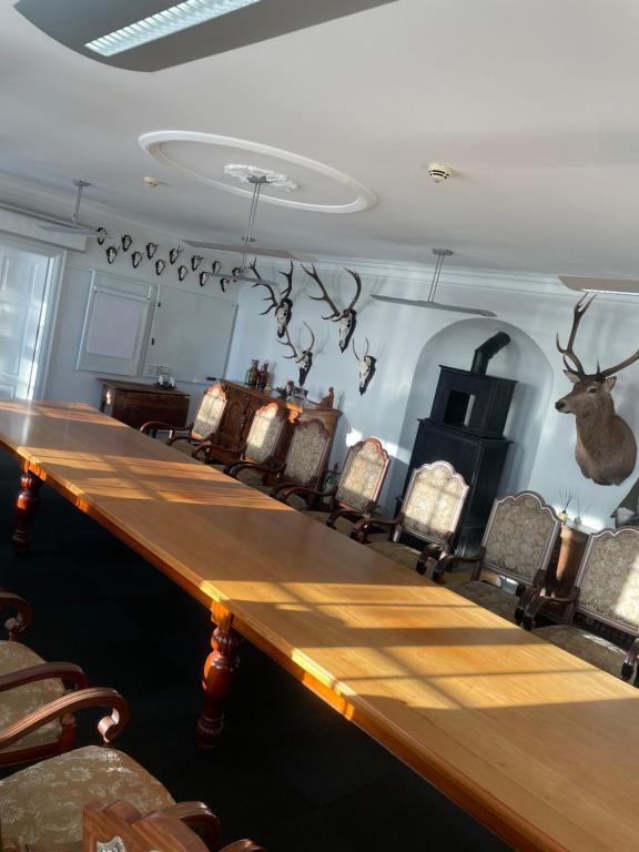 a conference room with a long table and chairs at Bjerremark Hotel og Kursuscenter in Tønder
