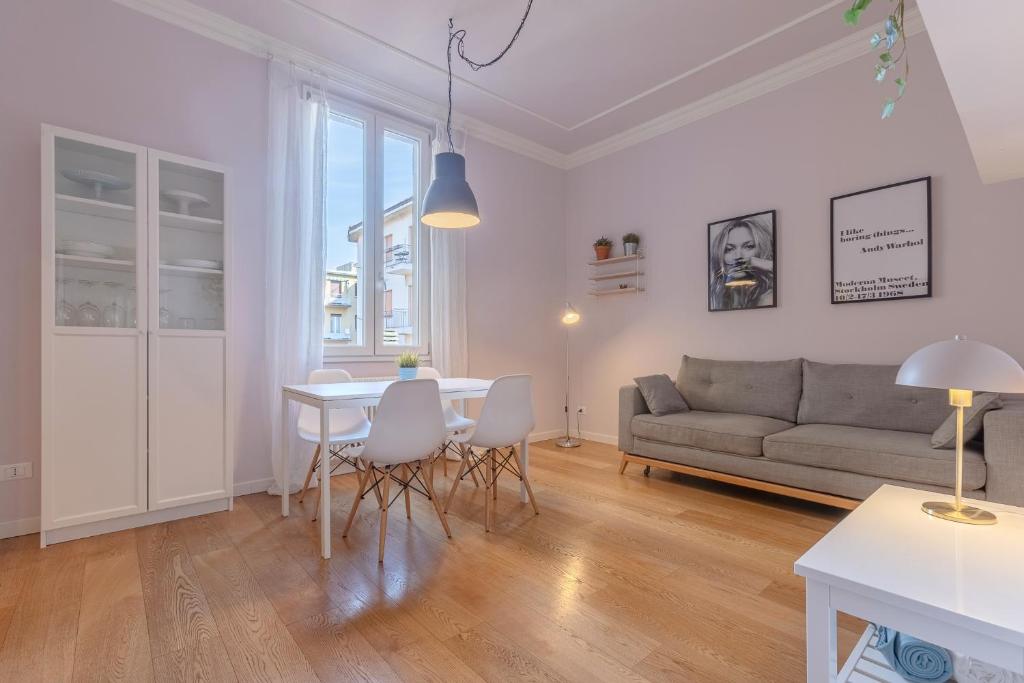 ein Wohnzimmer mit einem Tisch und einem Sofa in der Unterkunft Bolo Stay Central Apartment in Bologna