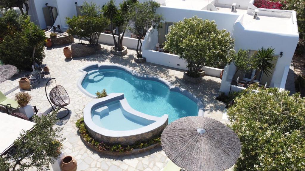 Bazén v ubytování La Veranda of Mykonos Traditional Guesthouse nebo v jeho okolí