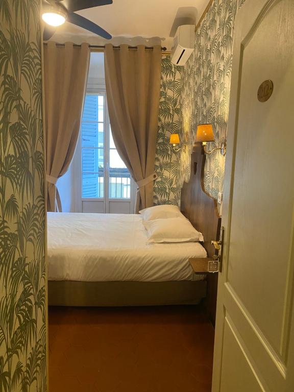 Postel nebo postele na pokoji v ubytování Hotel Central Bastia