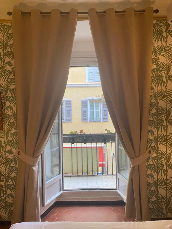 Postel nebo postele na pokoji v ubytování Hotel Central Bastia