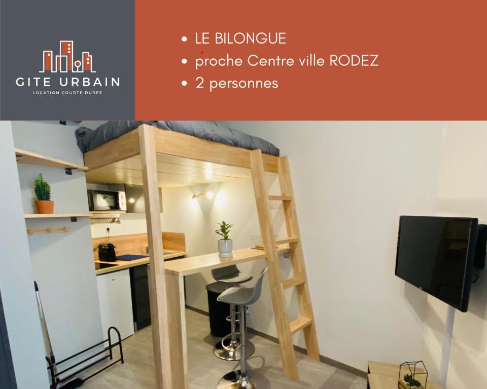 een kamer met een hoogslaper en een bureau bij Le Bilongue in Rodez