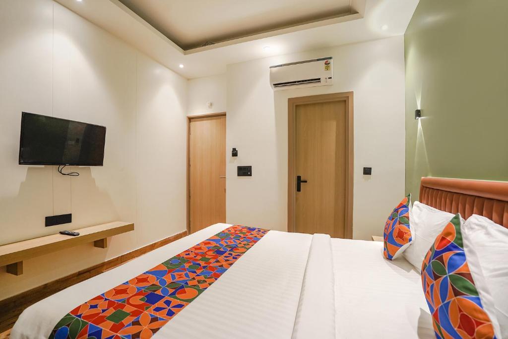 Postel nebo postele na pokoji v ubytování FabHotel Prime IP Indrapuram