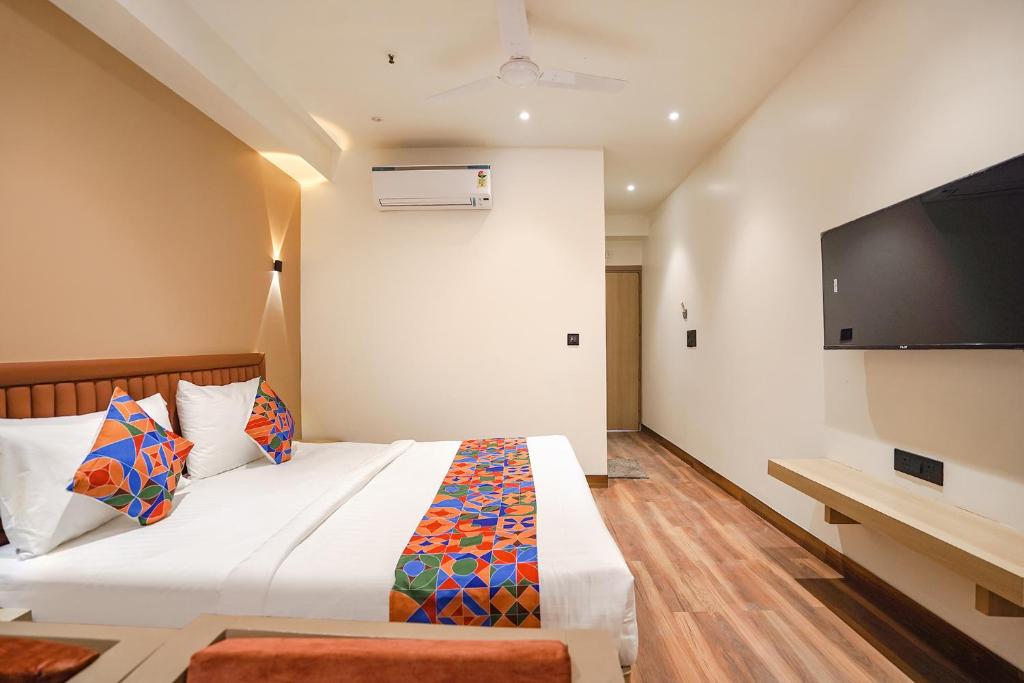 Postel nebo postele na pokoji v ubytování FabHotel Prime IP Indrapuram