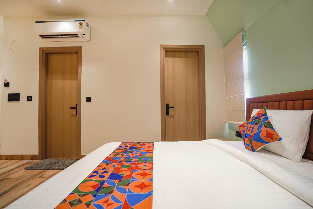 Postel nebo postele na pokoji v ubytování FabHotel Prime IP Indrapuram