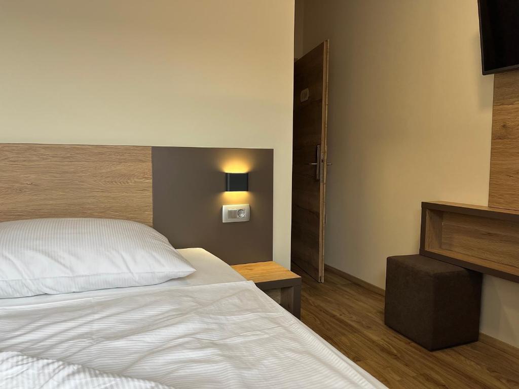 Postel nebo postele na pokoji v ubytování Hotel Roškar