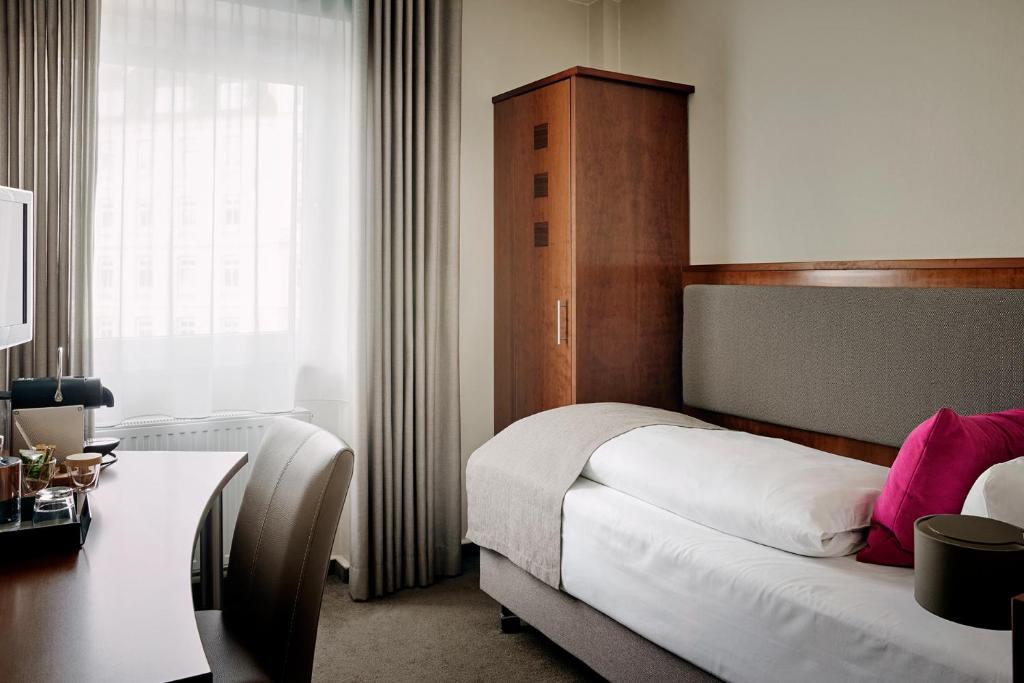 Postel nebo postele na pokoji v ubytování Hotel St. Annen