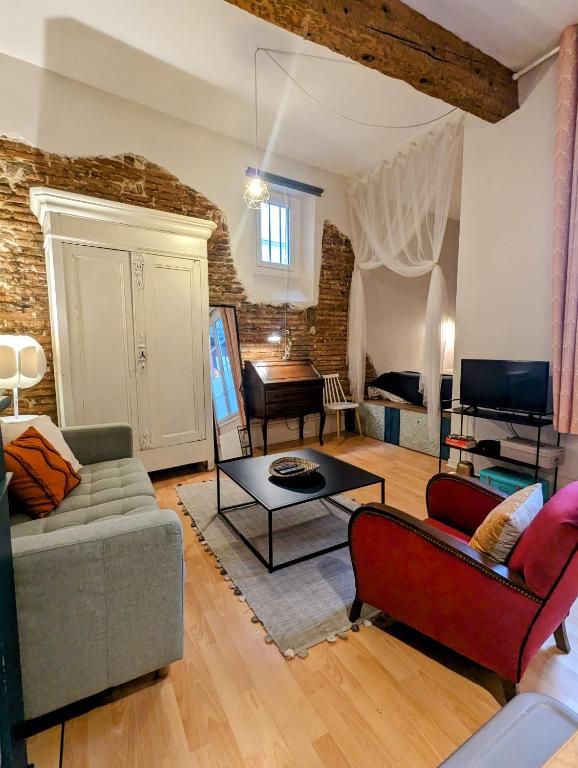 - un salon avec un canapé et un piano dans l'établissement 