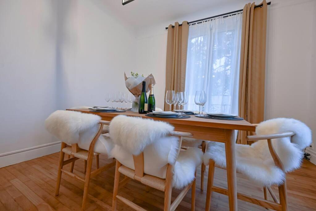 einem Esstisch mit weißen gepolsterten Stühlen und einem Esstisch in der Unterkunft Maison de Champagne F.Barbier ! in Avize