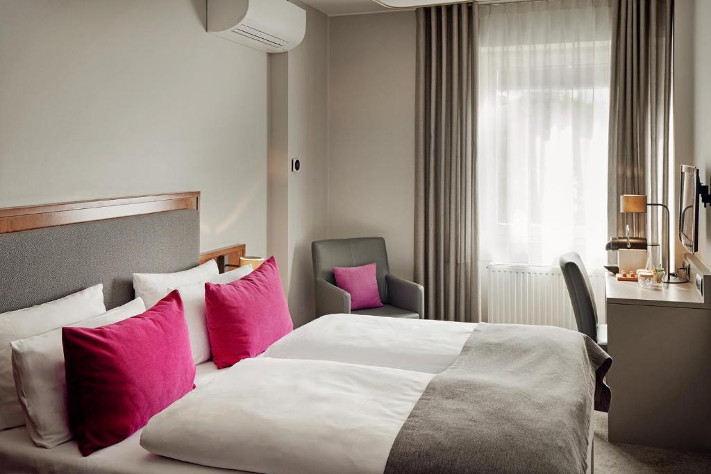 Postel nebo postele na pokoji v ubytování Hotel St. Annen
