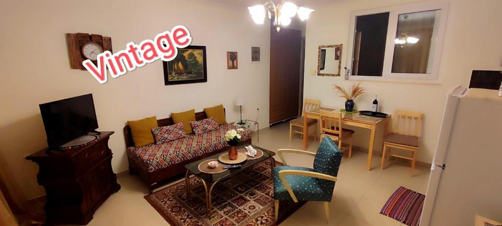 uma sala de estar com um sofá e uma mesa em Iris Deluxe 4 em Kavala