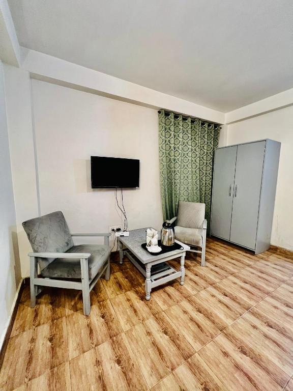 TV a/nebo společenská místnost v ubytování Hotel Green Link -#Near volvo bus stand #Mountain view #river view #open terrace