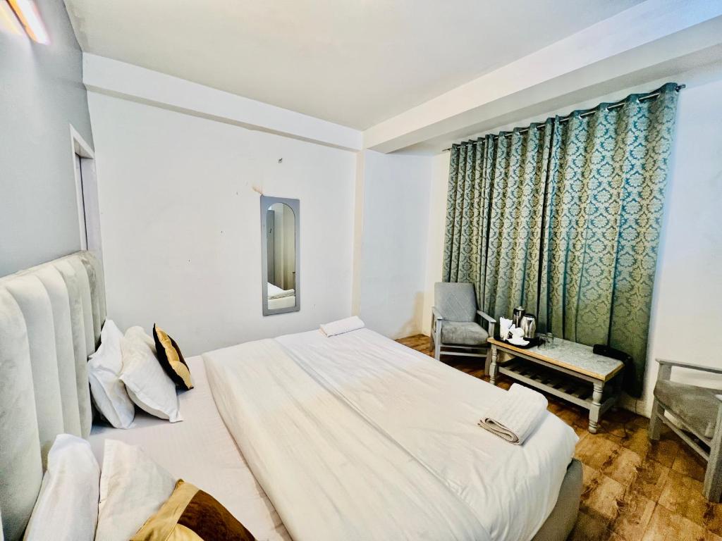 Postel nebo postele na pokoji v ubytování Hotel Green Link -#Near volvo bus stand #Mountain view #river view #open terrace