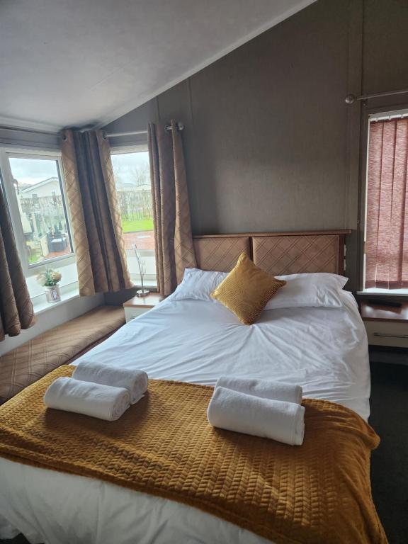 um quarto com uma cama com duas toalhas em Hesket caravan park Plot Number 7 STRICTLY NOT FOR COMMERCIAL USE em High Hesket