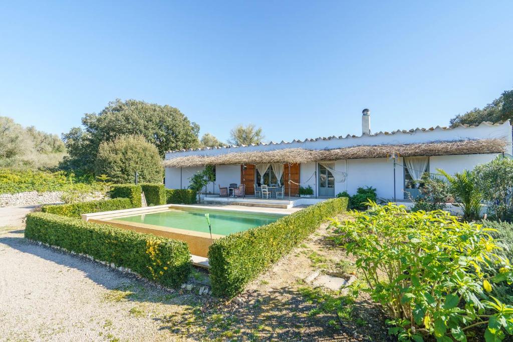 una casa con piscina frente a ella en Sa Palmera en Montuiri