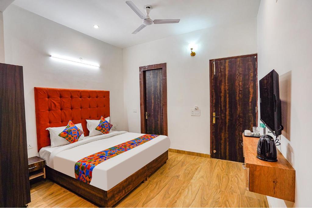 Een bed of bedden in een kamer bij FabHotel Saffron Inn
