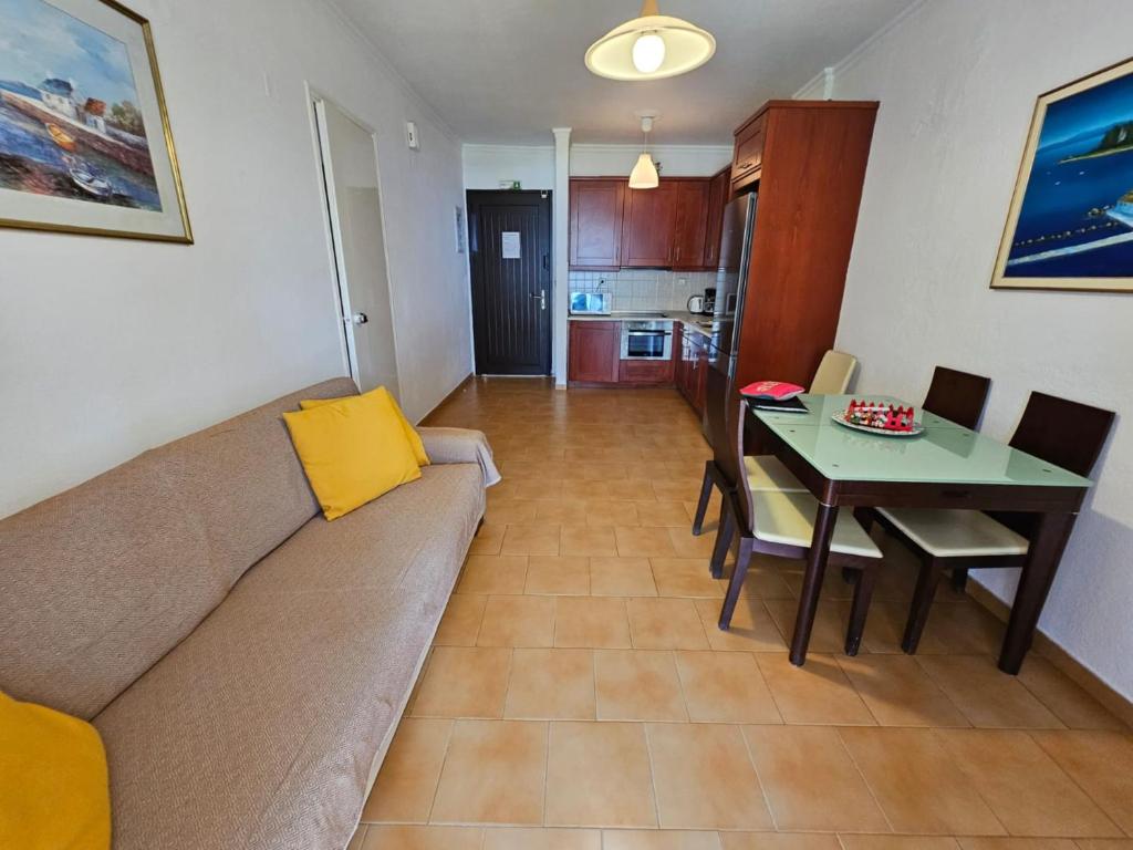 Posedenie v ubytovaní Glyfada Beachfront Apartment A3g