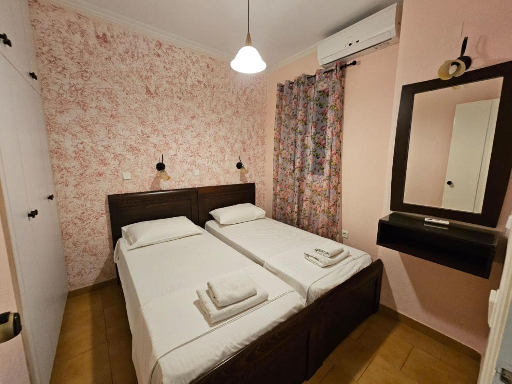 Posteľ alebo postele v izbe v ubytovaní Glyfada Beachfront Apartment A3g