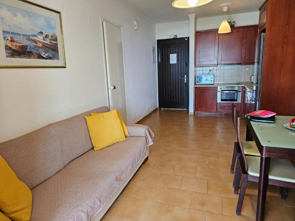 Kuchyňa alebo kuchynka v ubytovaní Glyfada Beachfront Apartment A3g