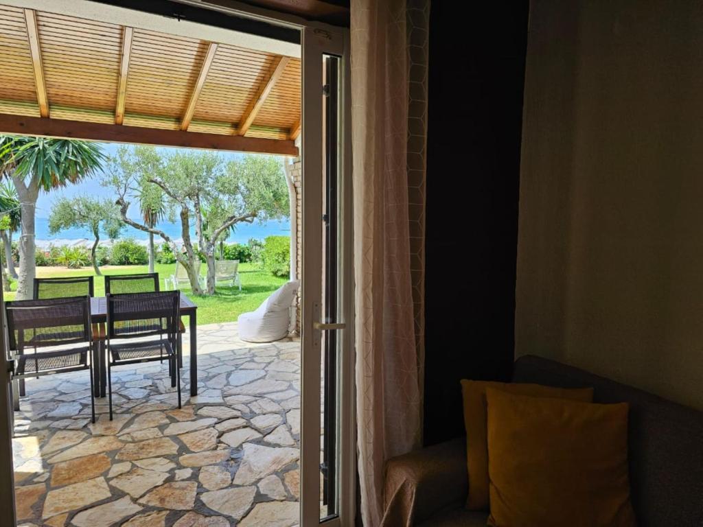 Balkón alebo terasa v ubytovaní Glyfada Beachfront Apartment A3g