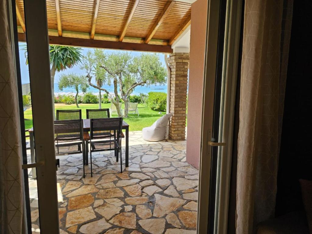 Balkón alebo terasa v ubytovaní Glyfada Beachfront Apartment A3g