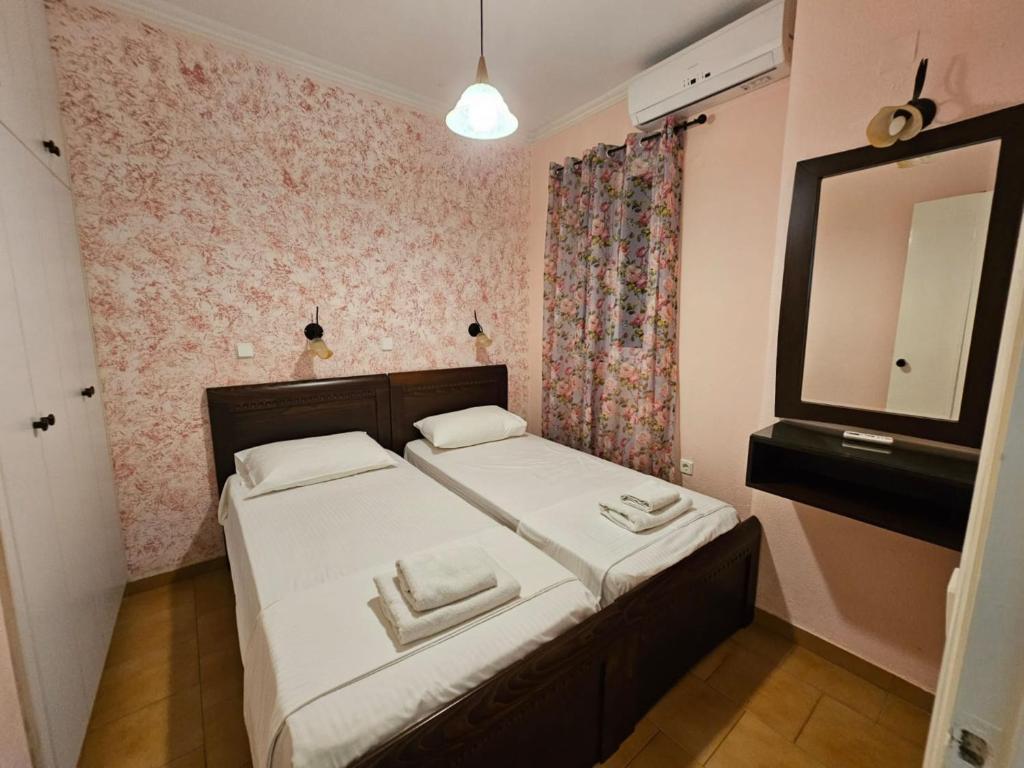 Posteľ alebo postele v izbe v ubytovaní Glyfada Beachfront Apartment A3g