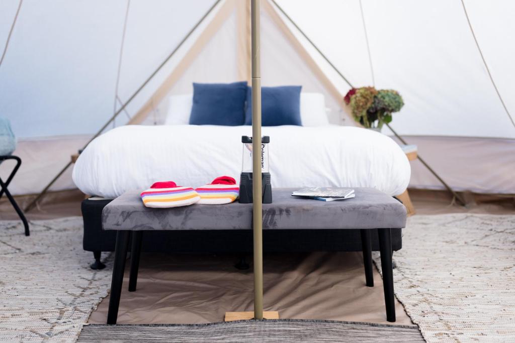 Postel nebo postele na pokoji v ubytování Goldfield Glamping