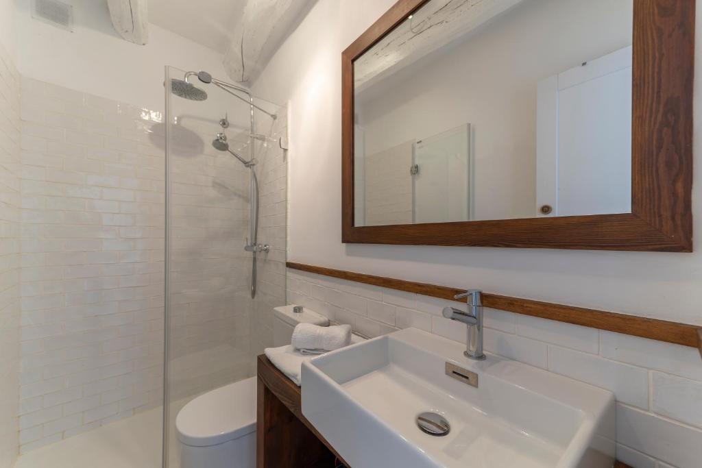A bathroom at Casa Azul by Hello Homes Sitges