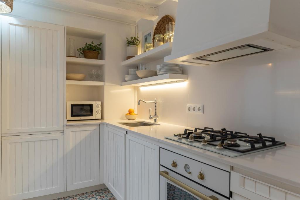 A kitchen or kitchenette at Casa Azul by Hello Homes Sitges