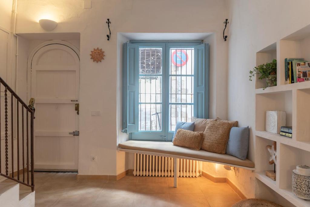 A seating area at Casa Azul by Hello Homes Sitges