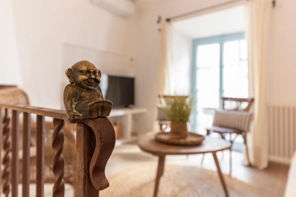 A seating area at Casa Azul by Hello Homes Sitges