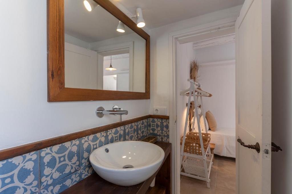 A bathroom at Casa Azul by Hello Homes Sitges