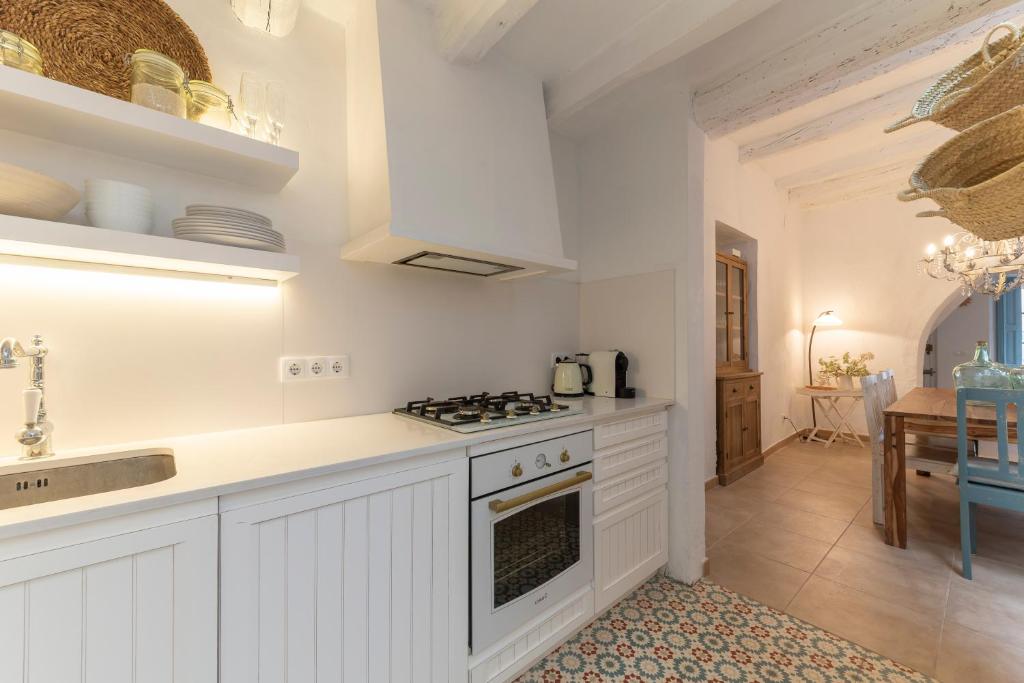 A kitchen or kitchenette at Casa Azul by Hello Homes Sitges