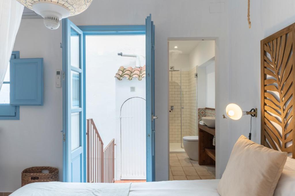 A bathroom at Casa Azul by Hello Homes Sitges