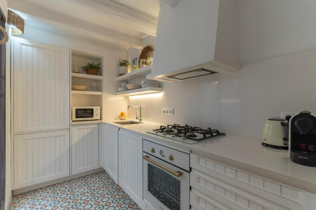 A kitchen or kitchenette at Casa Azul by Hello Homes Sitges