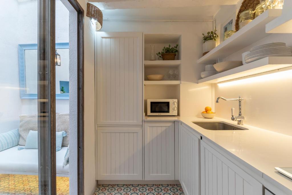 A kitchen or kitchenette at Casa Azul by Hello Homes Sitges