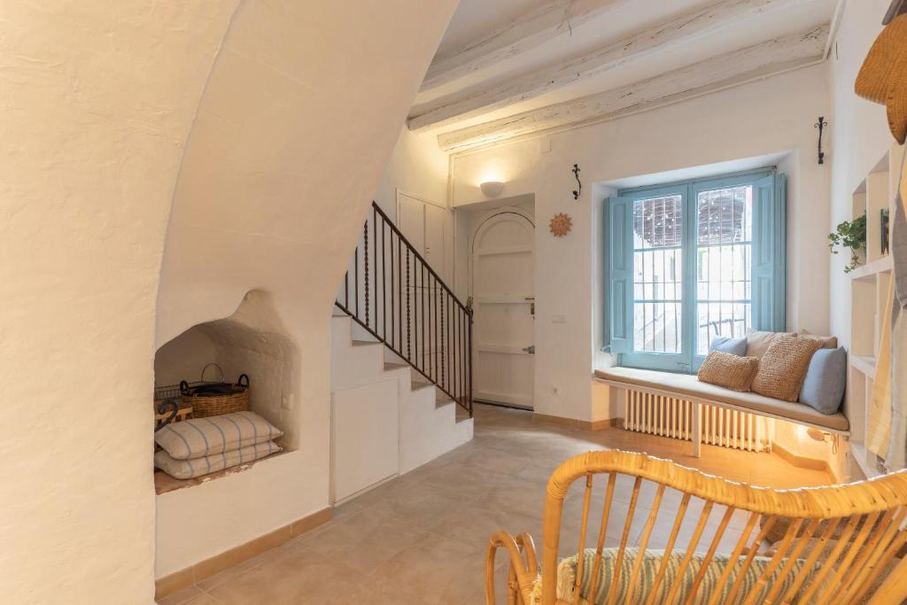A seating area at Casa Azul by Hello Homes Sitges