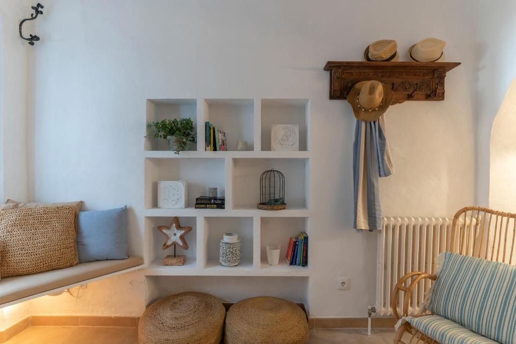 A seating area at Casa Azul by Hello Homes Sitges