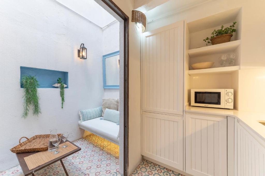 A kitchen or kitchenette at Casa Azul by Hello Homes Sitges