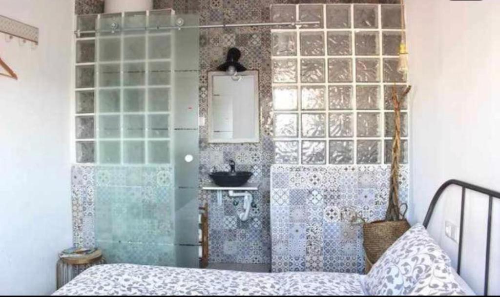 セビリアにあるSEVILLA ROOM, VIEW TO THE CITYのシャワー、ベッド、鏡付きの寝室