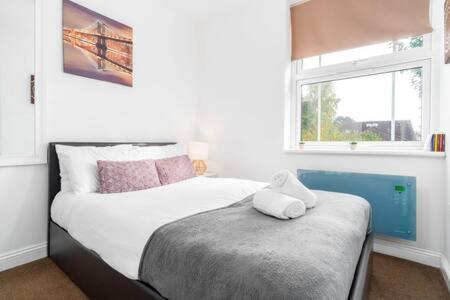Säng eller sängar i ett rum på Amber Suite Moseley Mews by StayStaycations