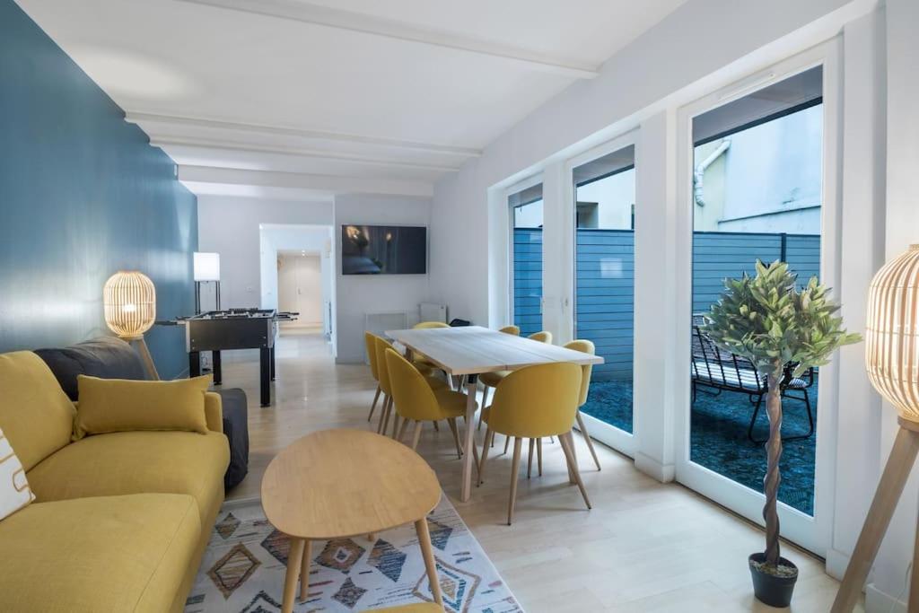 un salon avec un canapé et une table dans l'établissement Duplex avec terrasse #8 pers #Panthéon#La Sorbonne, à Paris