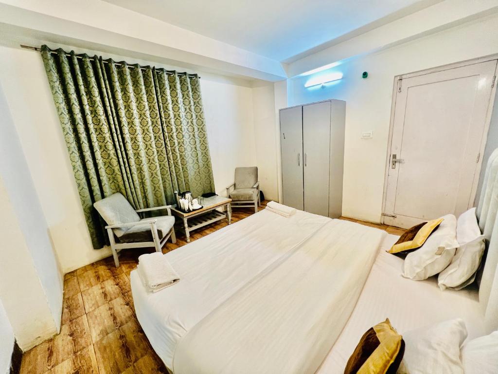 Postel nebo postele na pokoji v ubytování Hotel Green Link -#Near volvo bus stand #Mountain view #river view #open terrace
