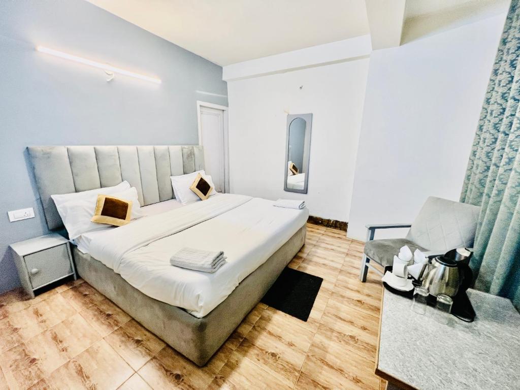Postel nebo postele na pokoji v ubytování Hotel Green Link -#Near volvo bus stand #Mountain view #river view #open terrace