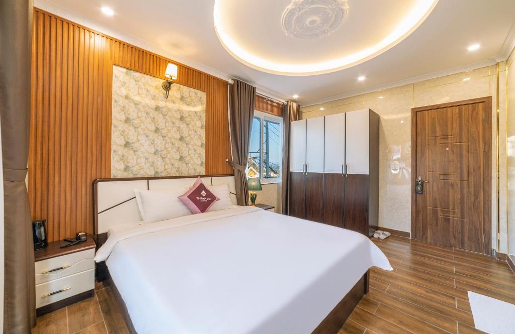 Postel nebo postele na pokoji v ubytování Savio Hotel Trieu Viet Vuong